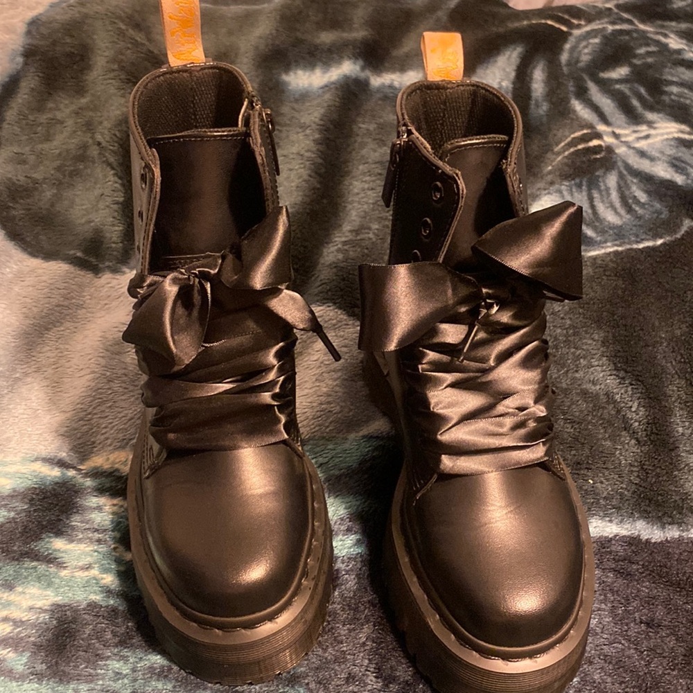 DR. MARTIN PLATFORM JADON BOOTS